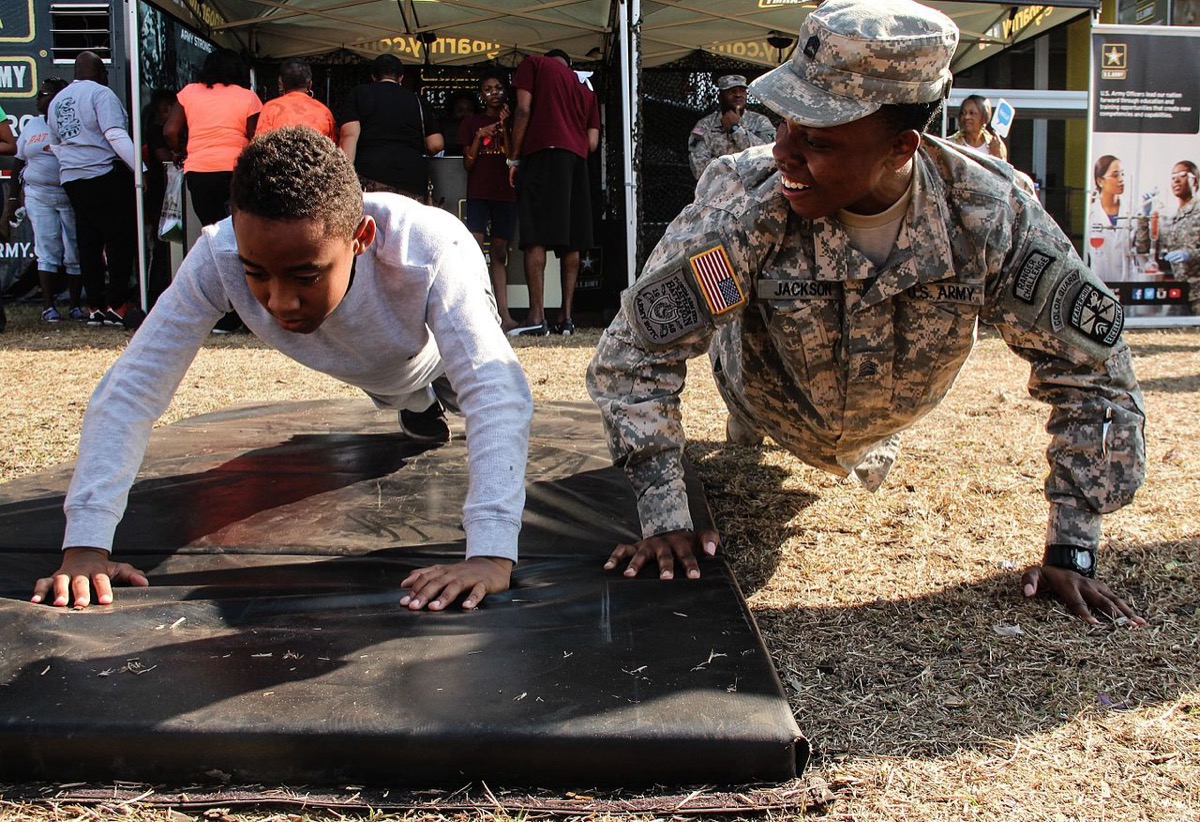 Ushtar shtyn përmes push-upeve gjatë stërvitjes