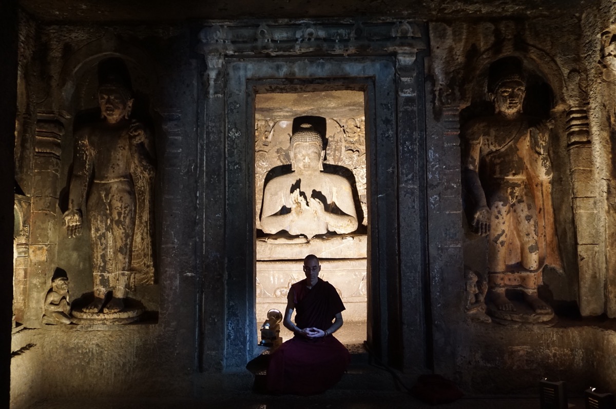 Nje murg budist i ulur ne meditim te thelle ne shpellat e tempullit Ajanta ne Indi