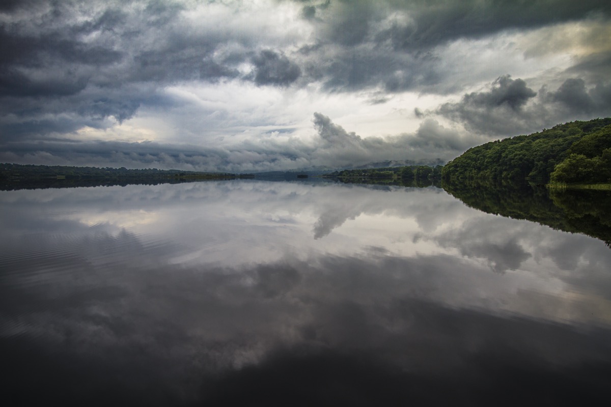 Liqen i qetë mëngjesor që reflekton qetësinë e brendshme