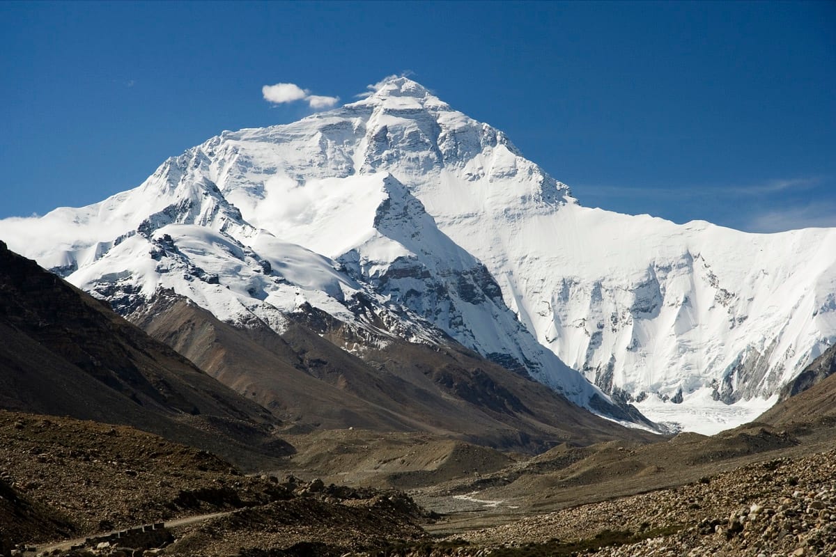 Mountain peak rising above the clouds: the observer perspective above the noise of daily life