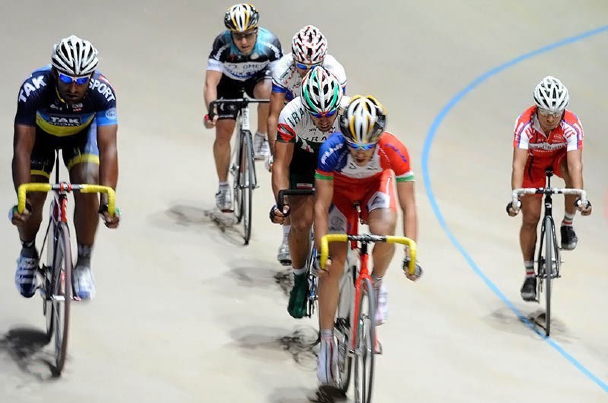 Cyclists training inside a velodrome track: the one percent is crossed in the discomfort zone most people refuse to enter