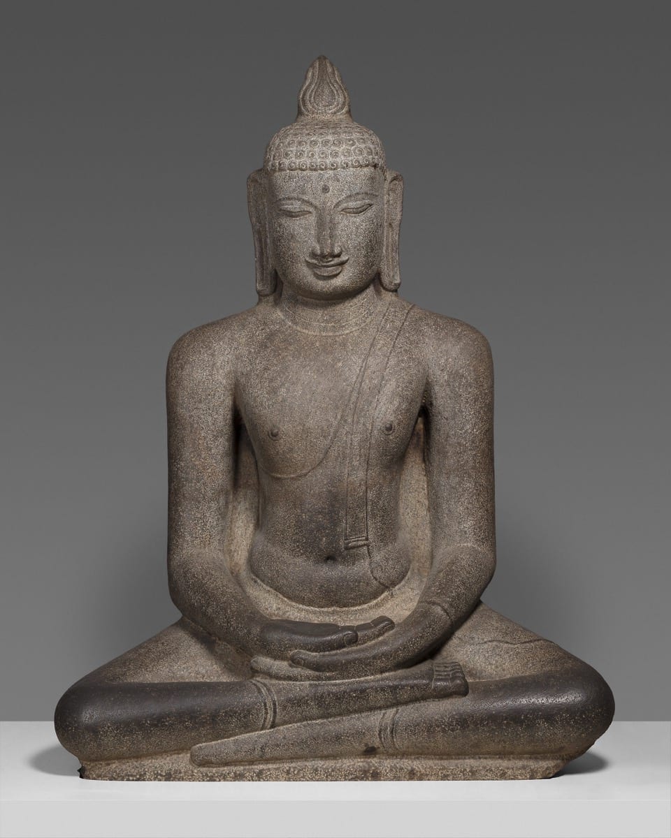 Figurë Buda duke medituar që përfaqëson forcën e qetë të përmbajtur