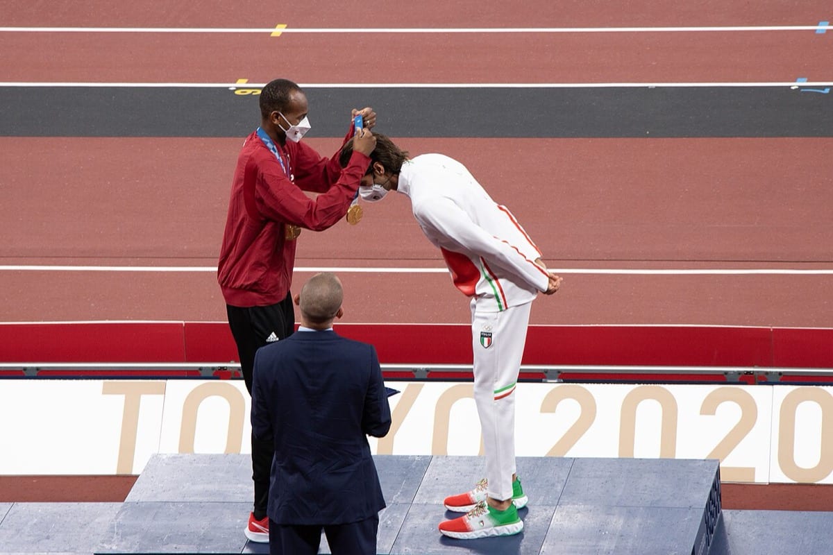 Olympic athlete receiving a gold medal on the winners podium: high standards mindset produces different outcomes from the same raw material